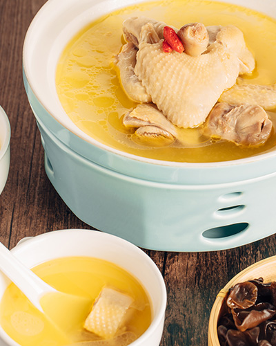 鸡汤，平凡而又不平凡的美味。一碗暖心暖胃的鸡汤，总能让人想起家的味道。