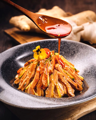 红油猪肚是一道经典凉菜，属川菜系，其外观色泽光亮，口味咸鲜香辣，柔嫩爽脆，佐酒下饭的灵魂伴侣。