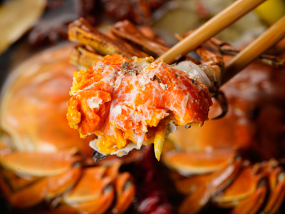 大闸蟹美味虽美，请勿贪吃！