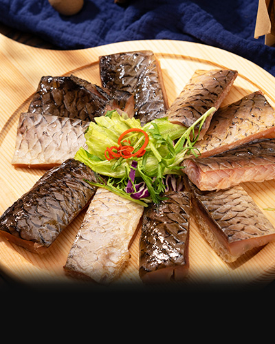 选用体肥肉嫩的鲜活青鱼，采用传统制作工艺，加盐腌制自然晒干，色泽黄亮，口味鲜美。