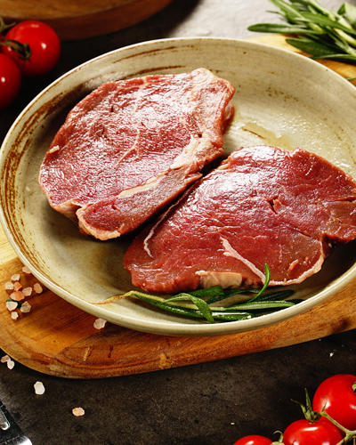 取自牛背的肉嫩瘦肉，此部位因日常无运动量少筋，肉质软嫩，因体脂率低，是老少皆宜的牛排部位。