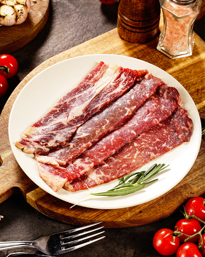 牛小排取自牛的前胸肋骨部位，这个部位的肉质结实，且油筋及油脂比较多，非常适合以烧烤的方式来处理。