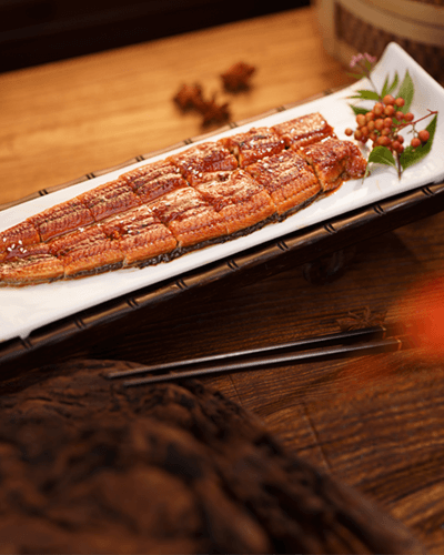 外皮烤至金黄的鳗鱼，裹上焦香浓郁的酱汁，香软滑嫩，肉质肥厚，入口即化，令人回味无穷。