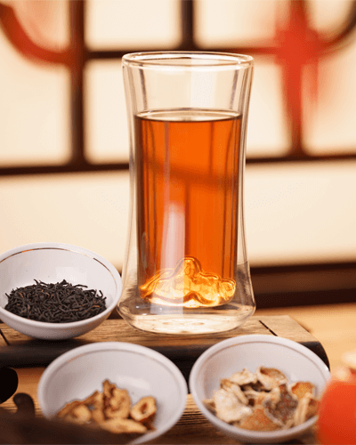 温一壶茶，食一口蟹。选用红茶、大枣、陈皮、生姜特别配制，食蟹逅泡上一杯，驱寒暖胃。