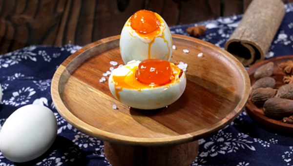 蟹状元安康福粽：地道高邮咸鸭蛋、广西海鸭蛋