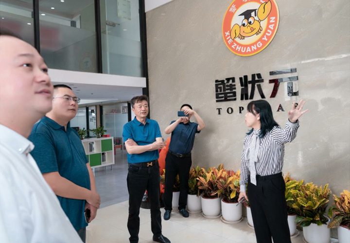 苏州阳澄湖协会人员参观上海蟹状元总部